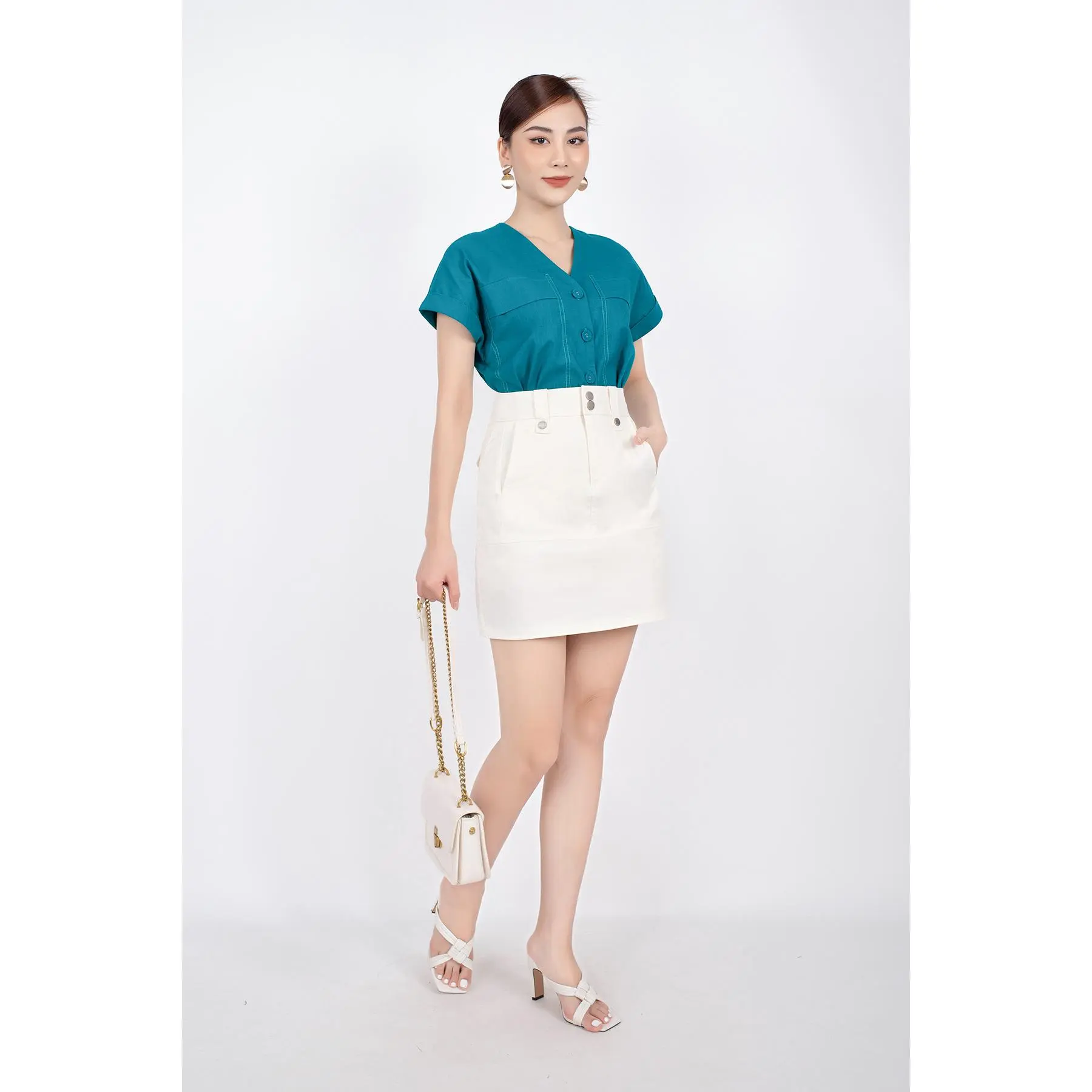 FAS73398 - Áo sơ mi dạo phố vải linen dáng suông cổ V tay liền đính cúc bọc - PANTIO