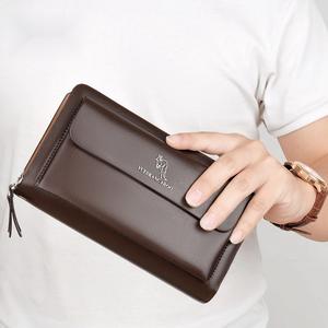 The man is holding a fashionable Korean-style wallet-style card wallet. It has multiple compartments and can hold a mobile phone. It is portable, simple, practical and suitable as a gift for father, boyfriend or husband.
