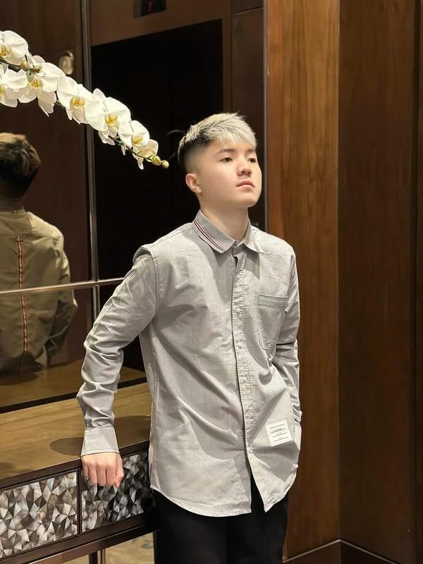 Áo sơ mi nam nữ XÁM phối viền cổ và tay lưng ,chất vải lụa mền mịn thoáng mát ,phong cách lịch lãm sang trọng mẫu mới