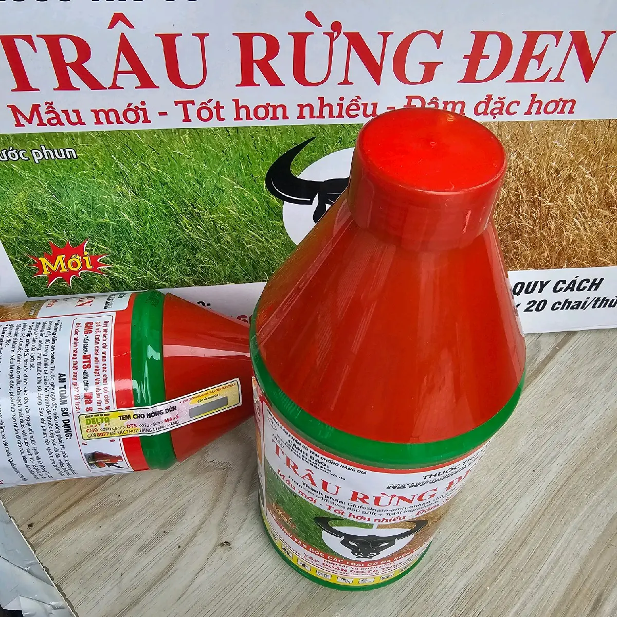 Chai nhựa nắp đỏ chứa Tr.au run.g đ.en nước xanh 900ml có tem chính hãng
