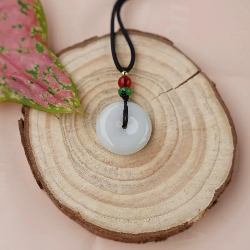 Vòng đeo cổ khấu bình an chất liệu ngọc phỉ thuý