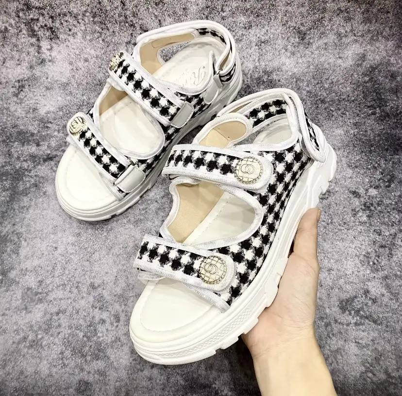Sandal đế bằng sọc caro 2 màu Trằng - Đen, kiểu dáng trẻ trung, năng động, thiết kế chống trơn trượt, chất liệu cao cấp
