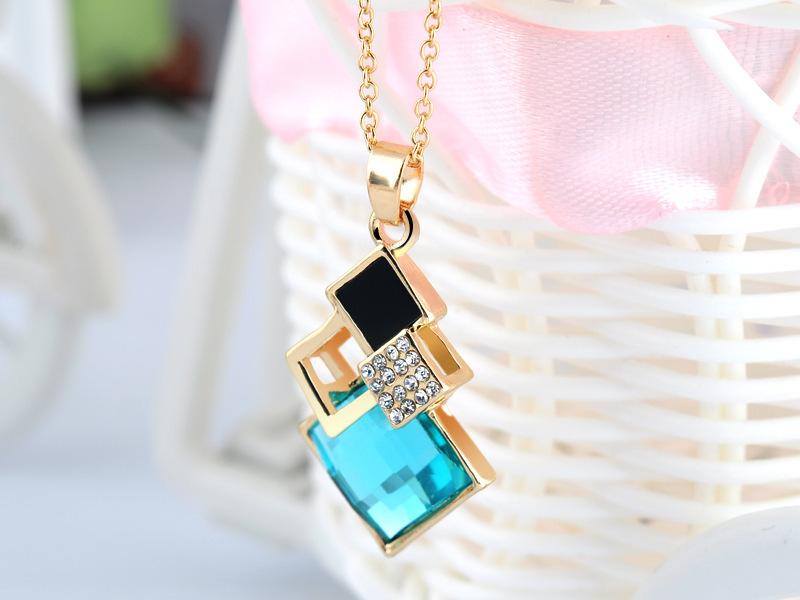 Product Introduction of Fashion Temperament Jewelry Set for Women, Classic European and American Geometric Square Crystal Acrylic 2