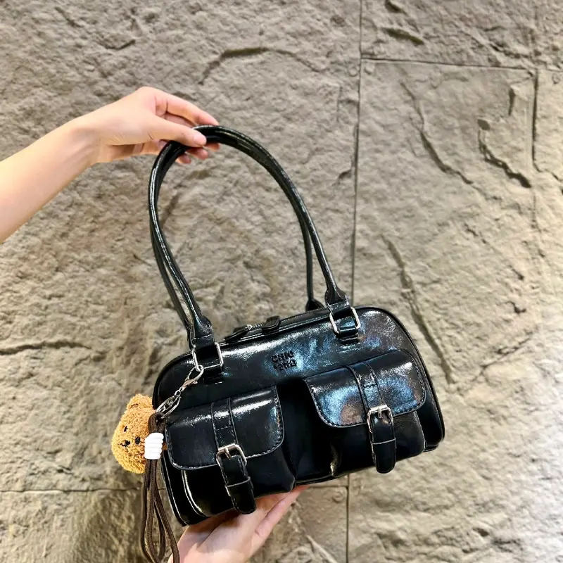 TÚI HỘP Hai Quai Nâu Đeo Vai Kèm Charm Gấu Dễ Thương-HTM077 Bag Kem Nữ Nhung Da 2