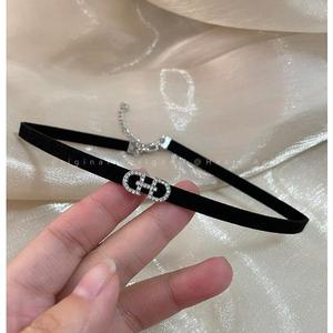 สร้อยคอ CD โชคเกอร์ แฟชั่น ดีไซน์เฉพาะ สำหรับผู้หญิง ดูมีสไตล์ดีไซน์เรียบง่าย ，ทันสมัย และสง่างาม ，เสริมโชคลาภ ，หรูหราและน่าทึ่ง，เครื่องประดับอินเทรนด์，สร้อยคอแฟชั่นผู้หญิงของขวัญสร้างสรรค์ ，เหมาะสำหรับสวมใส่ทุกวันและงานพรอม