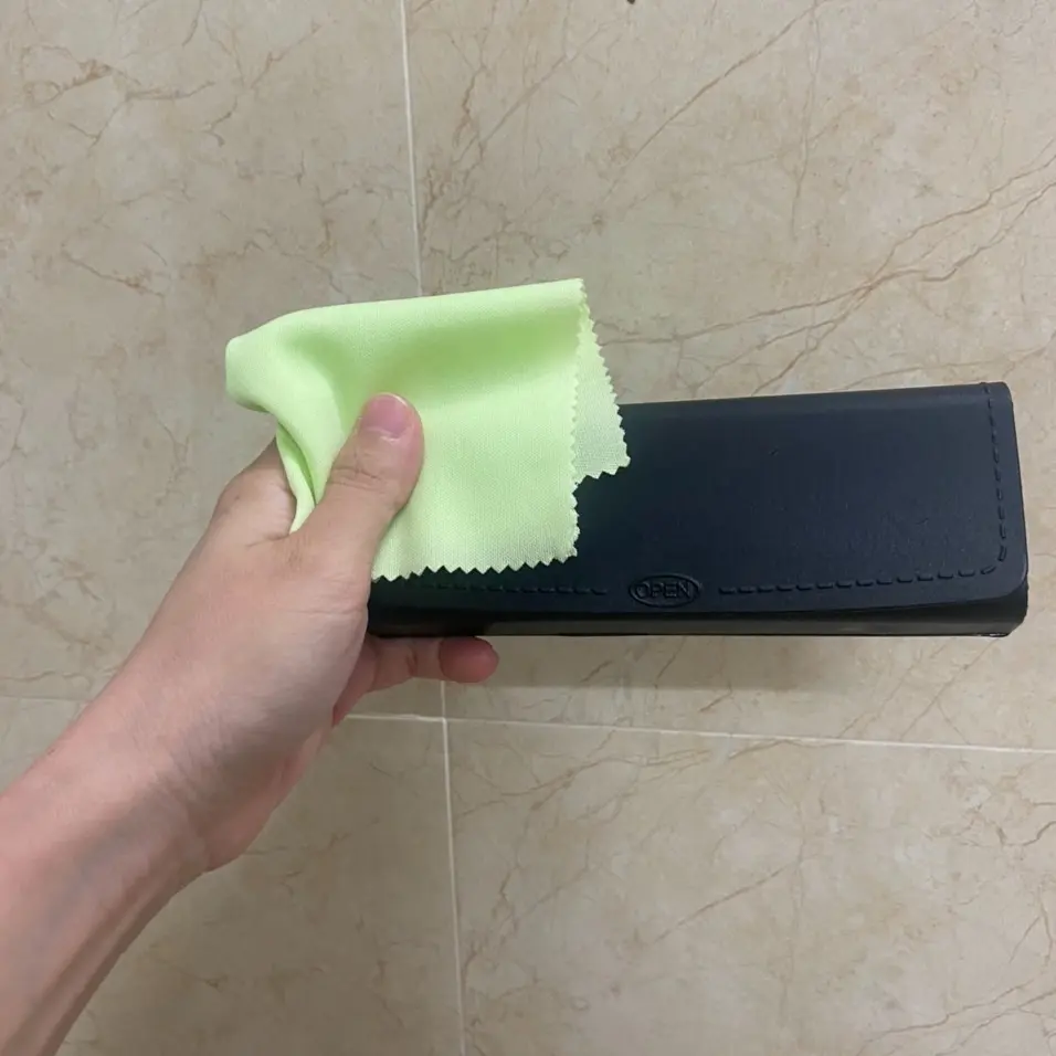 Hộp đựng và khăn lau kính (ngẫu nhiên màu)