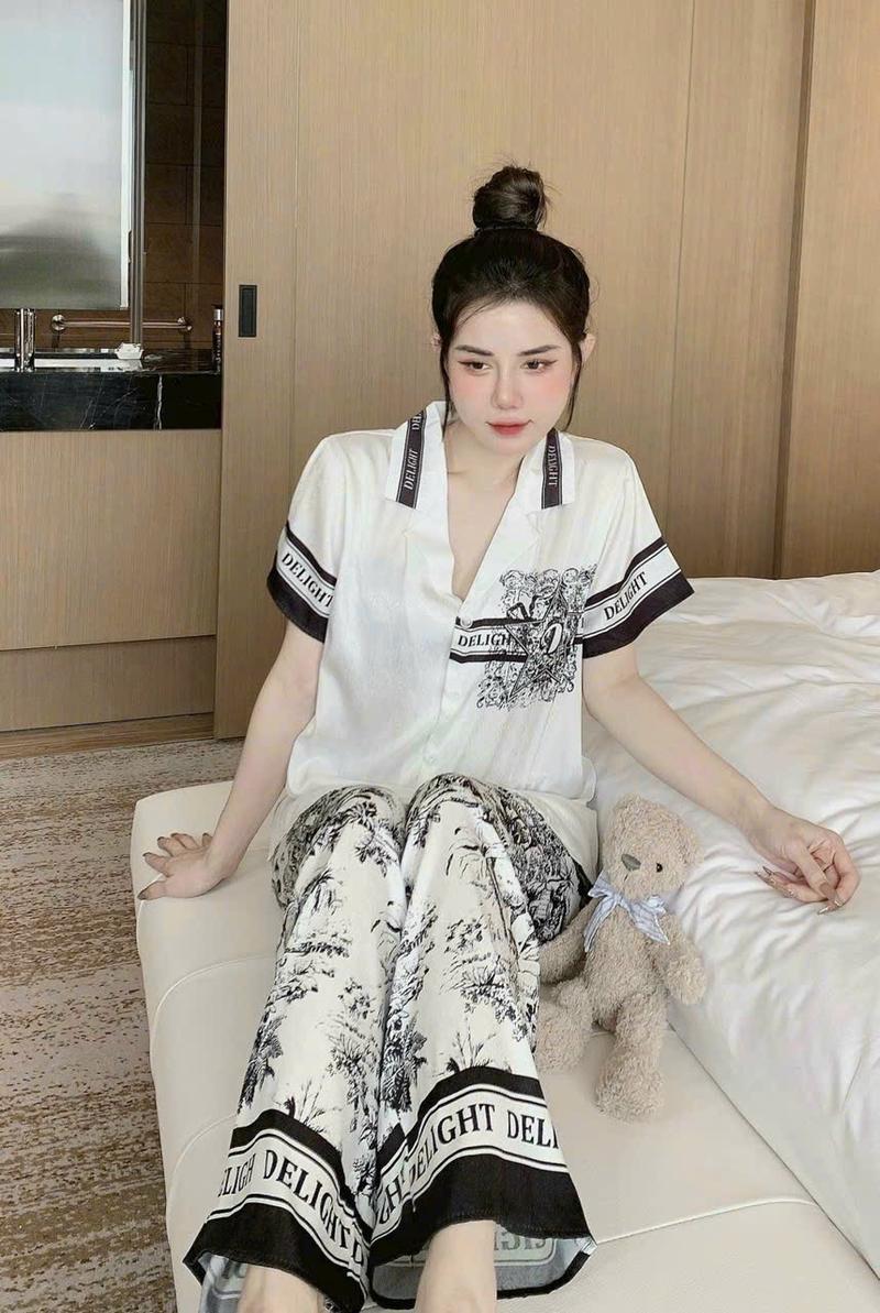 Product Introduction of [ 40 Đến 60kg] Bộ Hoạ Tiết Cây Dừa,ChẤt Liệu Lua Xước Ánh Kim,4 màu  rêu, và H Dương, Đen phom 40 Đến 60kg, quần cạp cao có Tui Quần , ống xuông Áo Nữ Women Kem Voi 5