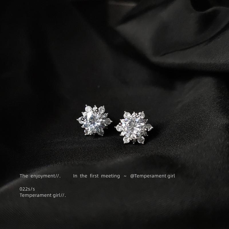 Product Introduction of High-Quality Zirconia Shiny Mini Version 925 Earrings for Women Elegant Simple Daily Commuting Ear Jewelry 5