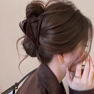 กิ๊บติดผมแบบเรียบง่าย สีน้ำตาลช็อคโกแลต สไตล์ฉลาม กิ๊บติดผมระดับไฮเอนด์สำหรับผู้หญิง กิ๊บติดผมด้านหลังศีรษะ มาใหม่ในปี 2025 เครื่องประดับผม