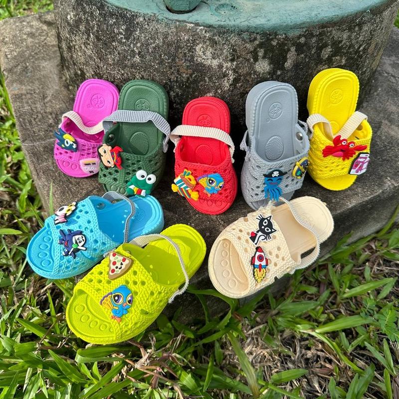 Dép tổ ong trẻ em có quai thun và sticker gắn kèm cho bé, dép siêu nhẹ chân và mềm, chống trơn trượt giúp bé đi an toàn 2