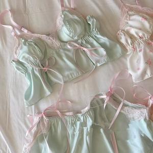 ชุดนอนกุทัณฑ์สำหรับผู้หญิง OOTD สไตล์น่ารักและเซ็กซี่ ชุดใส่อยู่บ้าน เสื้อชั้นในและกางเกงขาสั้นตัดแต่งลูกไม้ ชุดอยู่บ้าน สไตล์ใหม่