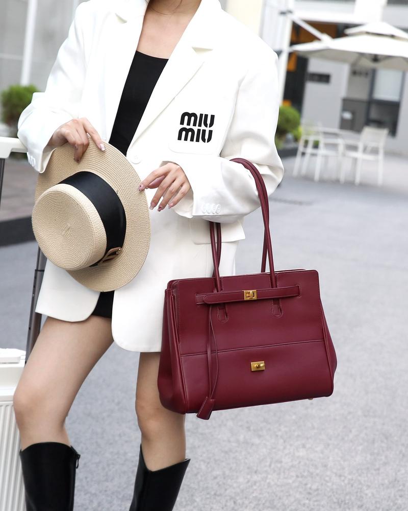 Product Introduction of 2025 New Roden Lock Tote Bag Large Capacity Neutral Motorcycle Wings Style Bag Leather Shoulder Bag Tote Bag 14