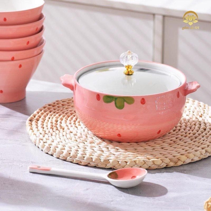  Bộ thố có nắp bằng sư muỗng thìa ăn cơm gia đình họa tiết trái dâu,chú bò sữa siêu đáng yêu - Gốm sứ SH 