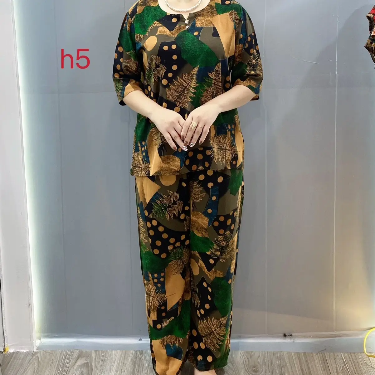 Bộ Lụa Hàn Châu -Tay Lửng-quần dài-có hoa Lụa Mùa hè Có thể giặt bằng máy Áo Top  Nữ Kem Women