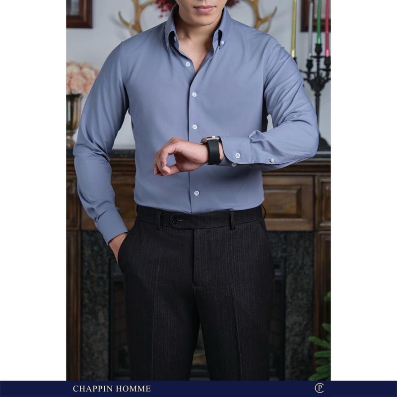Áo sơ mi màu ghi xám, cổ vuông button down, form regular fit, chất liệu bamboo và cotton cao cấp.