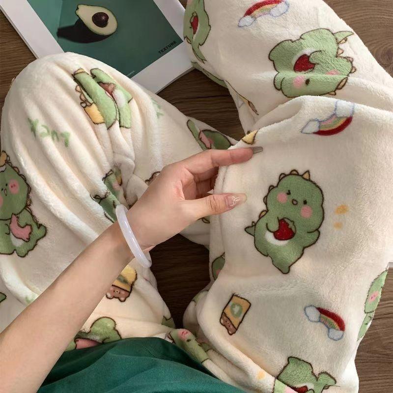 Product Introduction of Quần Ngủ, Thiết Kế Hoạt Hình Thịnh Hành, Chất Liệu vải nỉ Ấm Áp, Thích Hợp Cho Mùa Thu Và Mùa Đông, Với Coral Và Nhung, Đệm Dày, Thích Hợp Cho Ký Túc Xá Sinh Viên, Phong Cách Lười Biếng 1