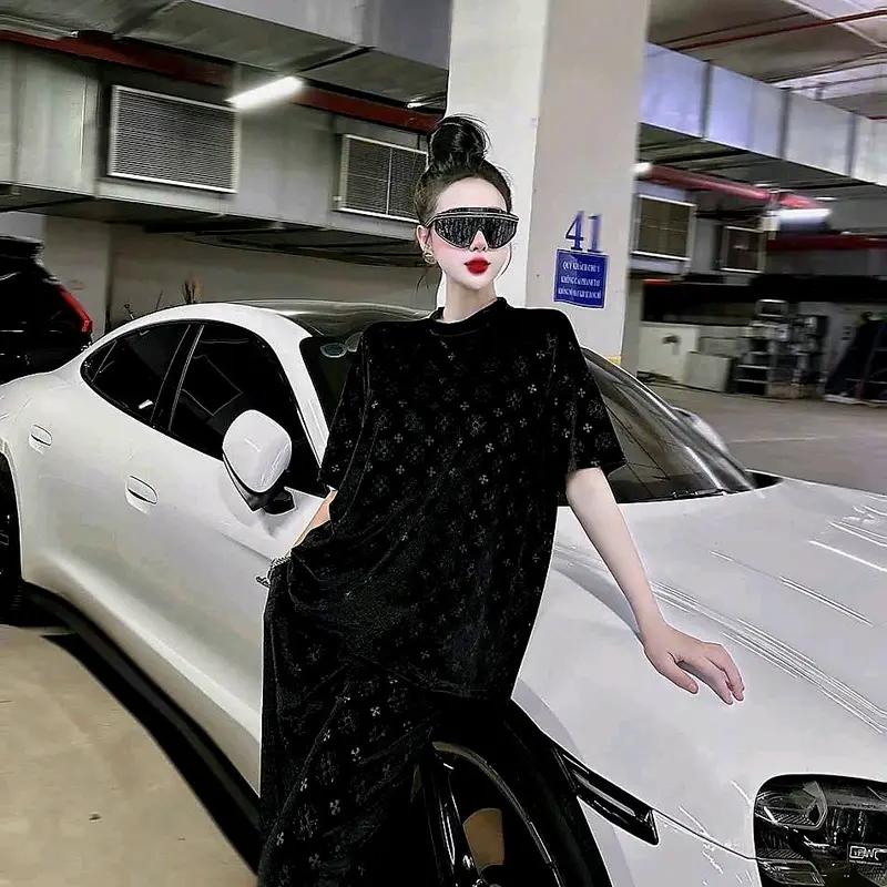 Bộ Nhung Đen Hoa Văn - Áo Cổ Tròn Ngắn Tay Quần Suông Phom Rộng - Chất Nhung Thời Trang Xịn 0