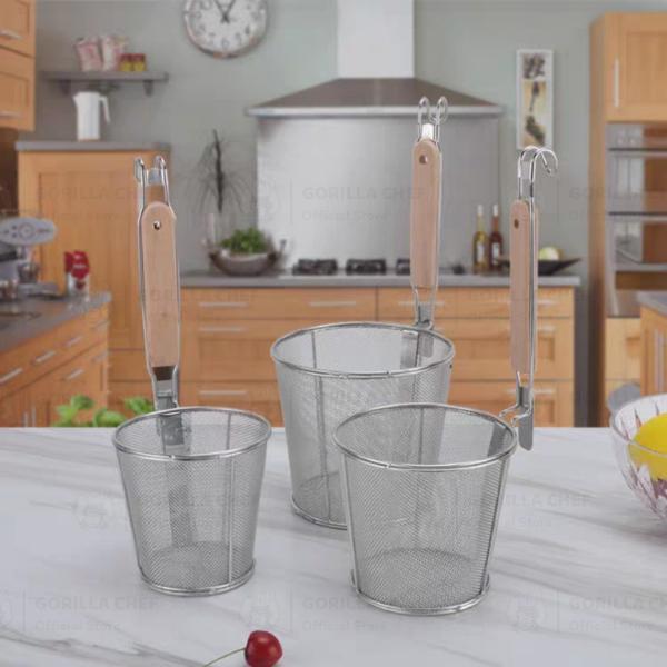 Vợt trụng hủ tiếu mì, phở inox Gorilla Chef có quai treo trên thành nồi và tay cầm gỗ cách nhiệt 5