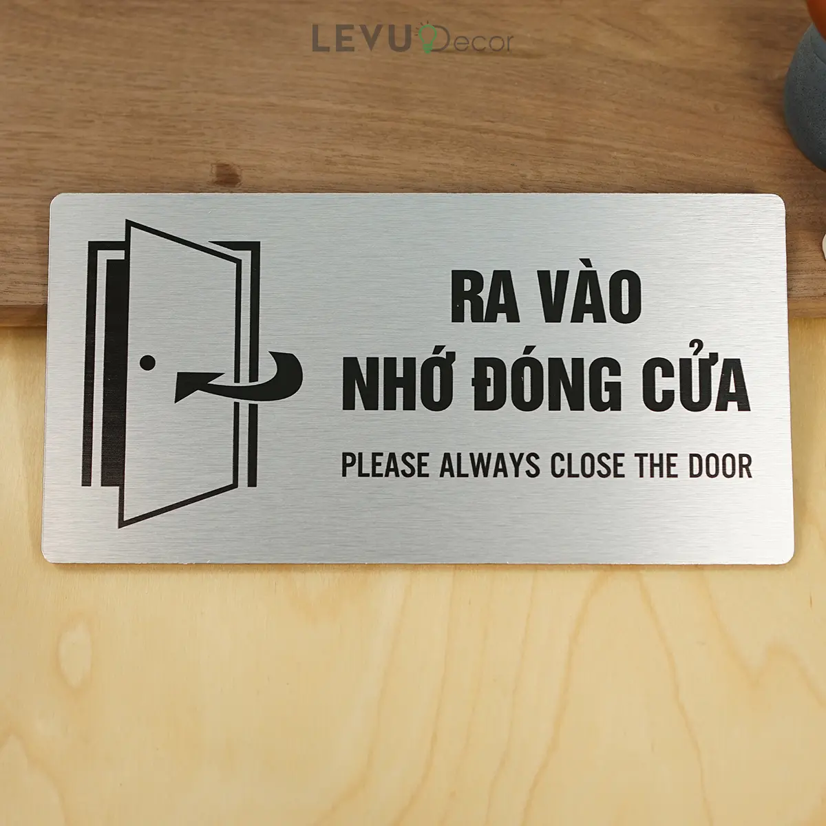 bảng  Decor nhắc nhở Ra vào nhớ đóng cửa dán tường được in uv bền màu