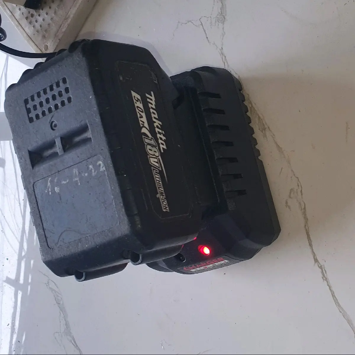 sạc gài pin makita 18 vol