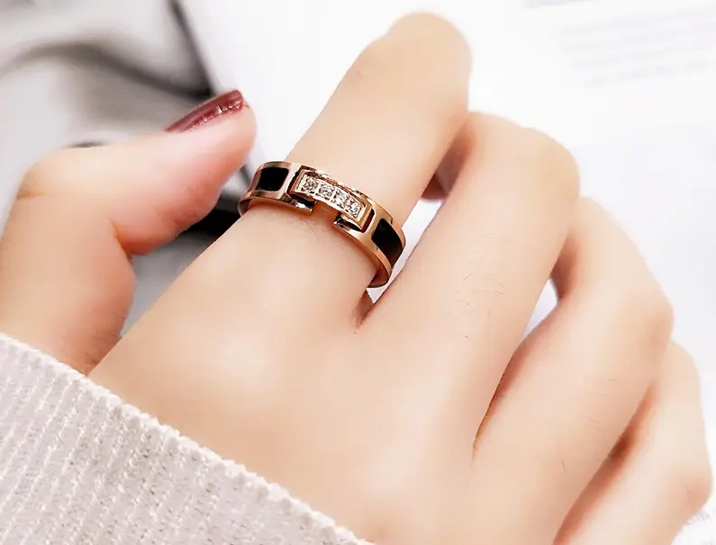 NHẪN TITAN MẠ VÀNG HỒNG THỜI TRANG HÀN QUỐC TC096