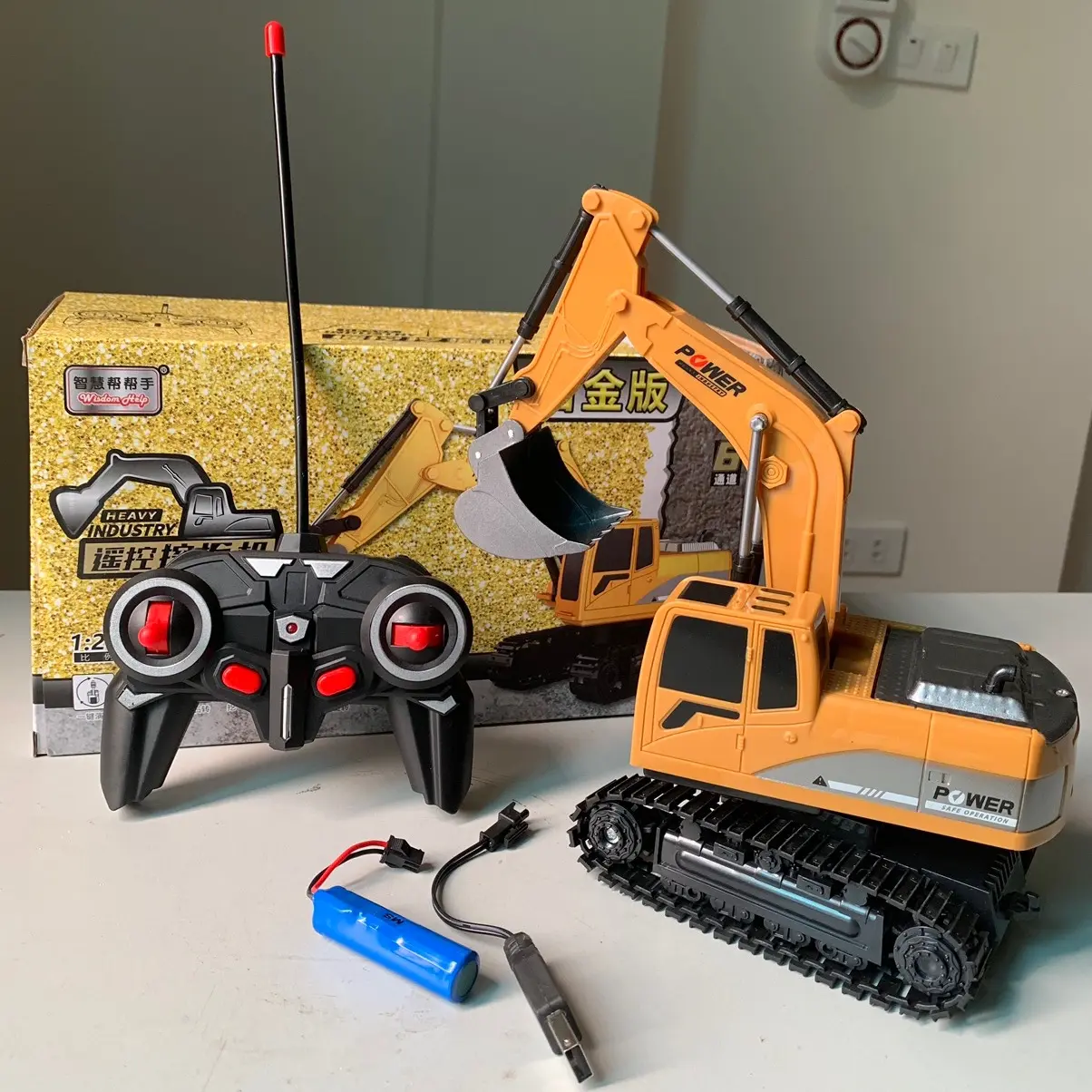 Đồ chơi xe máy xúc 6 kênh điều khiển từ xa pin sạc có gầu sắt Toy