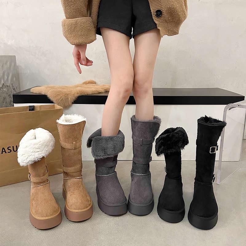 Giày bốt nữ lót lông dạng xỏ đế bánh mì bề mặt da lộn mang được 2 kiểu phong cách thời thượng