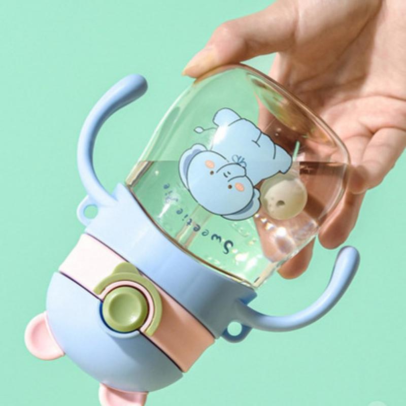 Bình uống nước cho bé dung tích 300ml có tay cầm kèm quai đeo, chống đổ, chống tràn Voi Kem 3