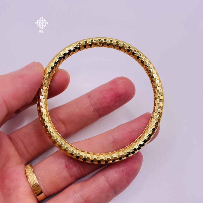 Vòng tay titan chạm caro dày 6 li Lắc tay trơn titan màu vàng không phai không rỉ sét TRANGSUCMOILUATUOI.RIN