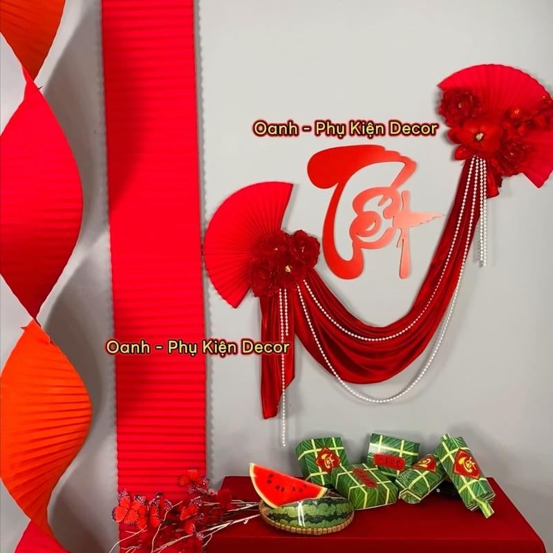 Combo 3A Decor Tết Nguyên Set Đầy Đủ 2 Dải Giấy Nhung Soắn 1 set Chữ Tết Nỉ Nhung , 3 bông Hoa mẫu Đơn 1 hoa mộc lan 1 cành Đào cổ 1 set Bánh Chưng Bánh Tét Dưa Hấu 1 Khăn Nhung Trải Bàn 3 bông hoa vải 1 hoa ngọc lan 1 cành đào cổ