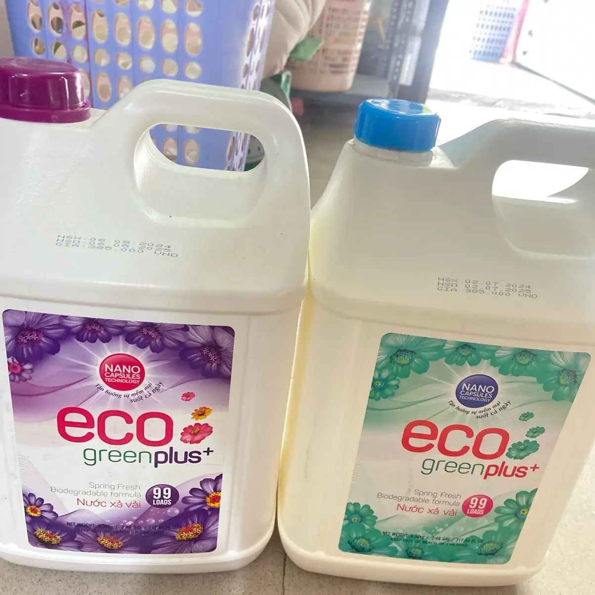Nước xả vải Eco green màu xanh và màu tím chuyên dụng cho tiệm giặt ủi. Khách đặt hàng chọn màu thêm vào mục lưu ý.