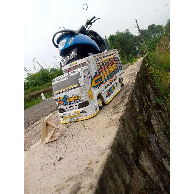 Miniatur truk oleng Canter mobil mainan anak kekinian bisa belok kanan kiri bonus terfal 0