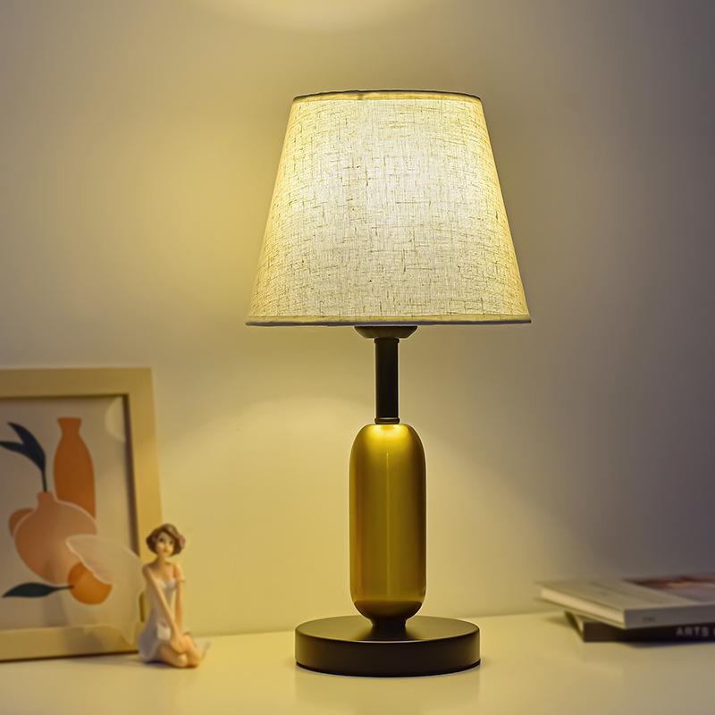Đèn ngủ để bàn thân màu vàng đồng phong cách bắc âu sang trọng My Home DN276