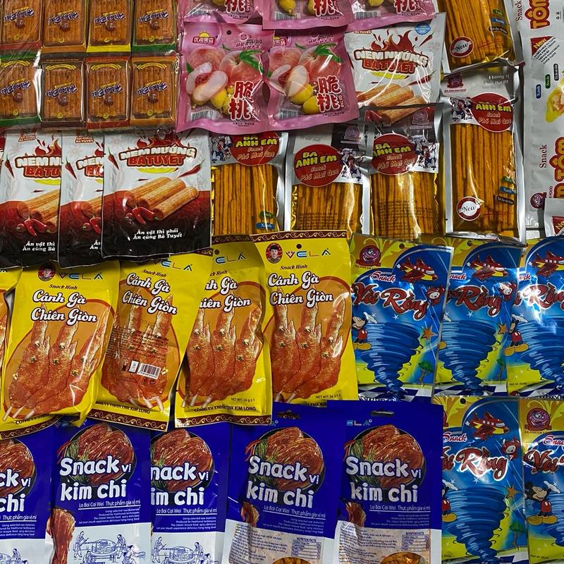  combo 100 gói snack ăn vặt cay cay  60 hằng đại miếng,5 đào giòn,5 nem nướng phên,5 phô mai que,5 nem tôm ,5 cánh gà chiên,5 vòi rồng,5 mèo yêu cá 5 sanck kim chi 