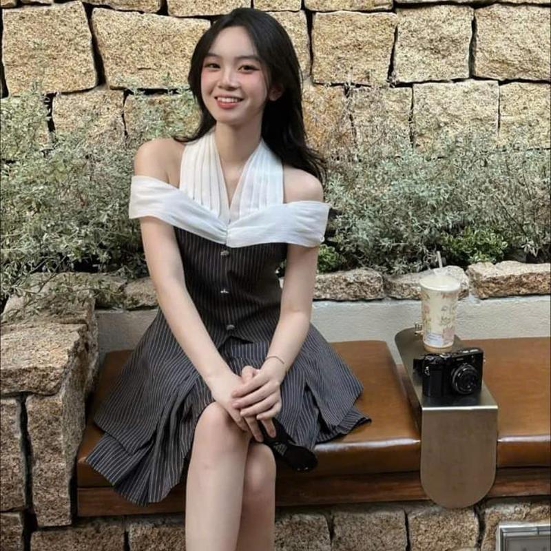 Her Bigsize-Set áo trễ vai cổ yếm và chân váy dập ly, vải họa tiết sọc siêu hách dáng H052