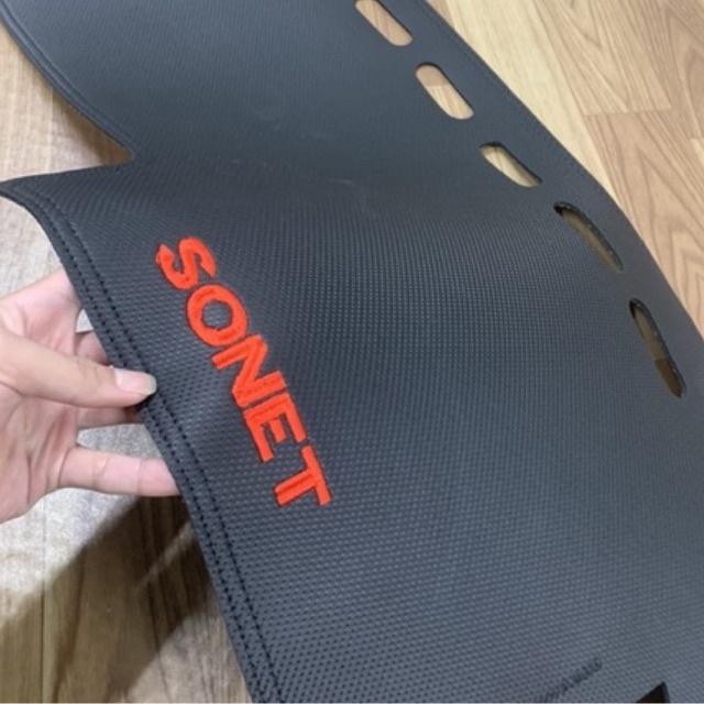 Thảm Taplo Kia Sonet Da Vân Cacbon, Hàng Loại 1, Chống Nóng, Chống trầy xước cho taplo xe