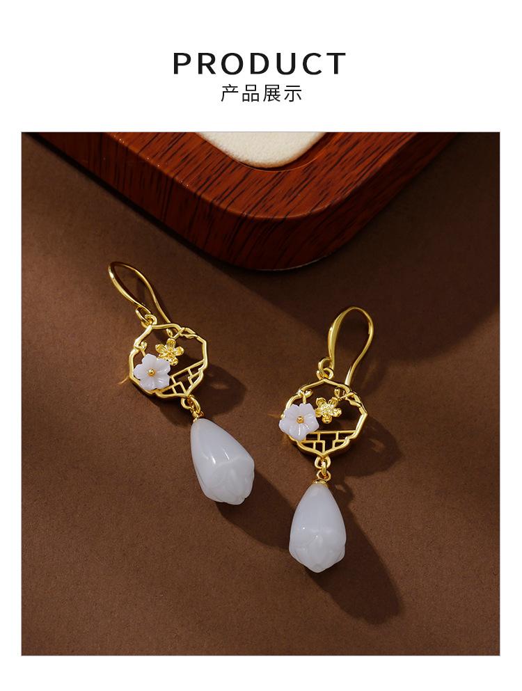 Product Introduction of New Chinese Style Earrings Cheongsam Ancient Style Hetian Jade High Sense Earrings 2024 New Earrings 6