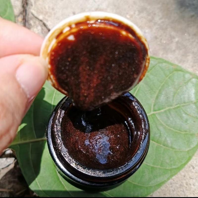 Cao Thoa Trĩ Cô 2 Hằng: thành phần      Thành phần: 100% tự nhiên nên không lo tác dụng phụ, cao được điều chế từ cây thầu dầu tía kết hợp với rau sam, tử thảo,tê tê, thương truật, huyết dụ  giúp kháng khuẩn, tiêu viêm, tăng cường lưu thông máu làm ta 2