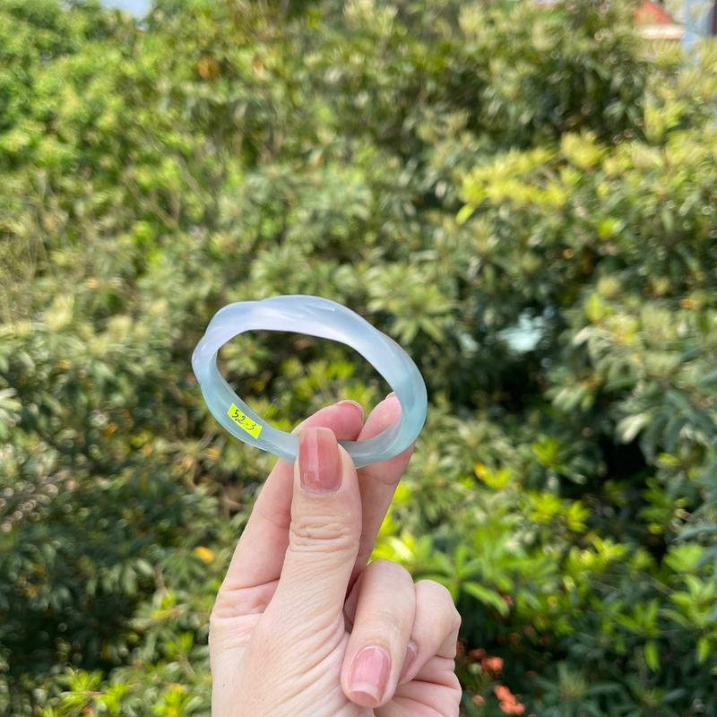 Vòng tay bản dẹp màu trắng xanh chạm trúc, xoắn cho chị em phụ nữ 3