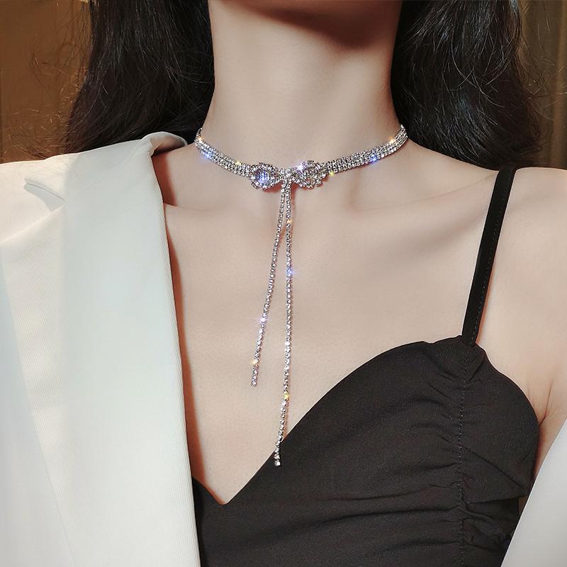 Vòng cổ choker đính đá kết hợp váy đầm đi chơi đi tiệc đều đẹp.