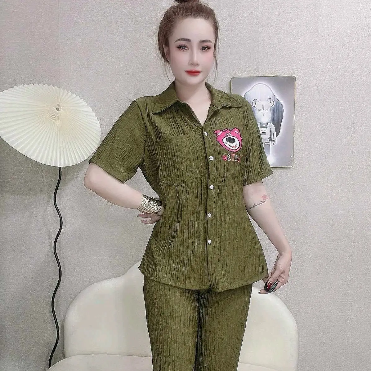 set bộ quần dài tay ngắn 40-65kg kiểu áo sơ mi có nút cài phối gấu ở trước vải thun xốp mềm mịn mát Nữ