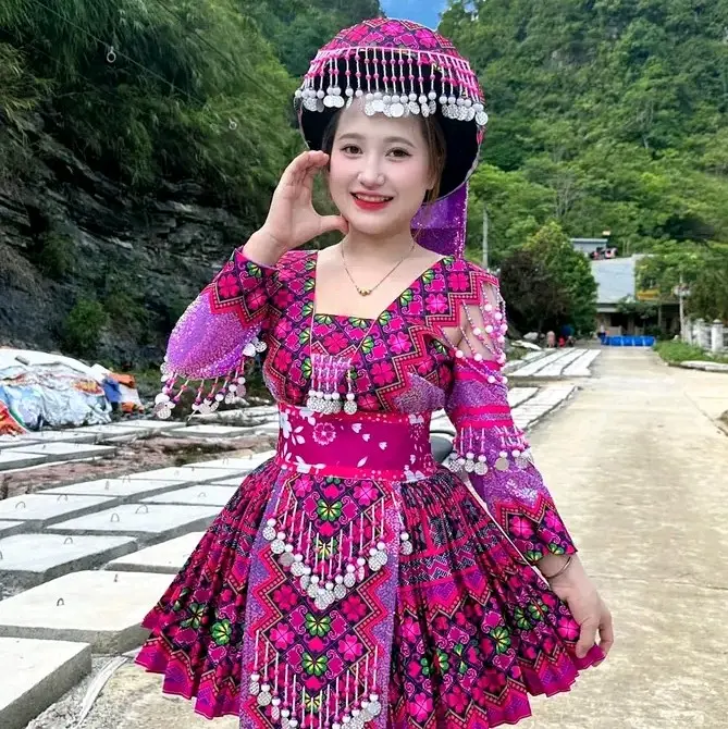 bộ hở vai, màu tím rất đẹp, mẫu mới  , mặt rất là xinh 0