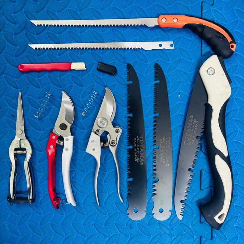  ￼Bộ Dụng Cụ Làm Vườn 9 Món Thép SK5 gồm kéo cắt cành kéo tỉa cưa gấp gọn cưa lách và lưỡi thay thế đá mài kéo 