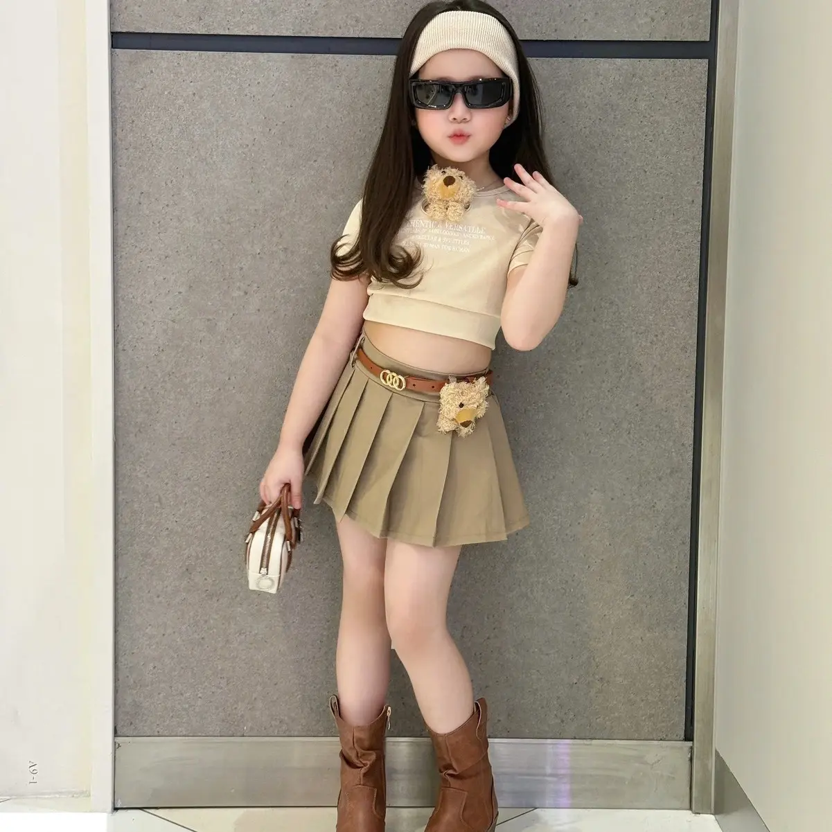 C88: Sét bốn chi tiết: áo thun tăm croptop điệu mix chân váy xếp ly tặng kèm Một gấu và đai xinh cho bé gái ( 8-30kg)