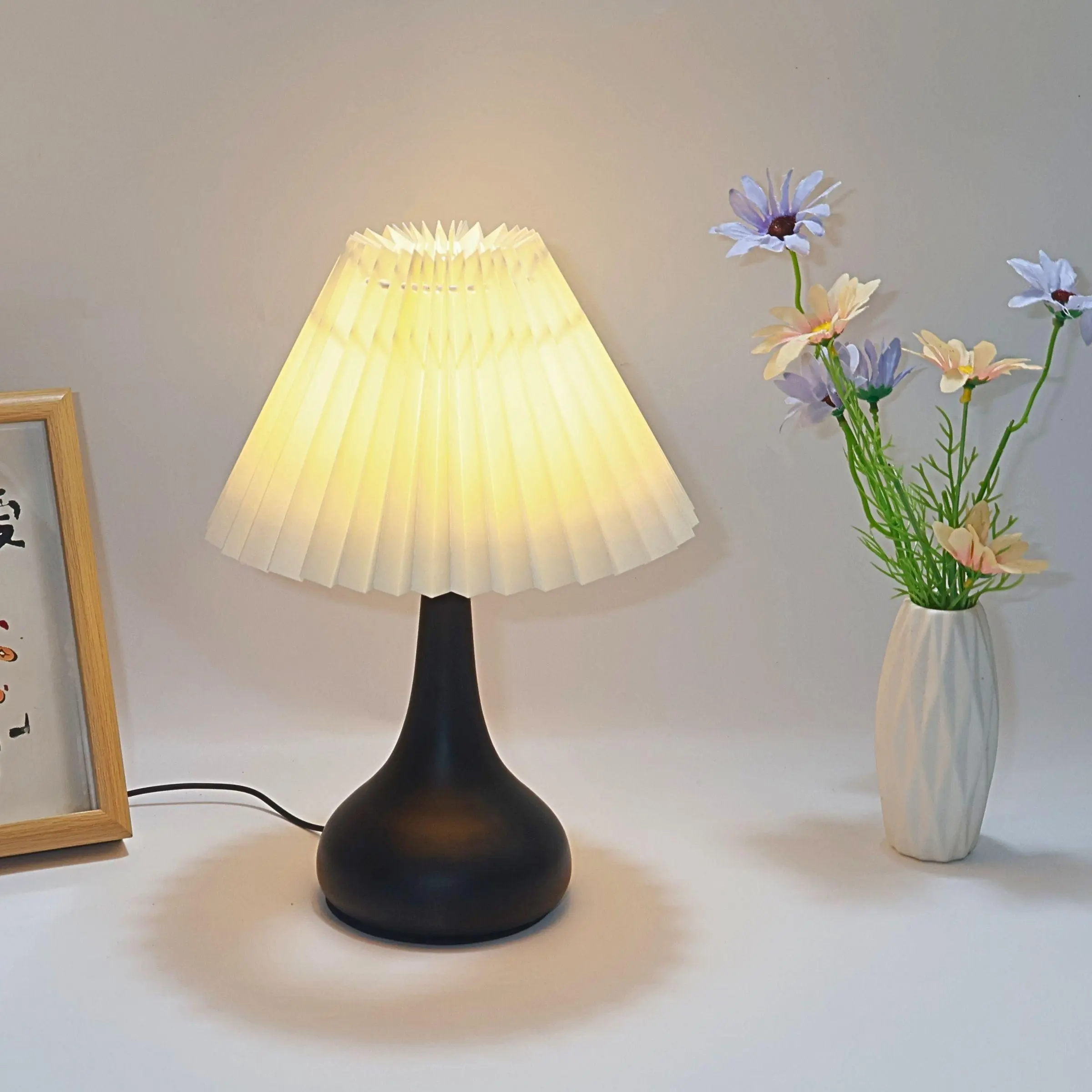 Paper Lampshade Design Table Lamp, USB Powered LED Desk Lamp, Decorative Night Light for Bedroom, Living Room, Cafe, Restaurant