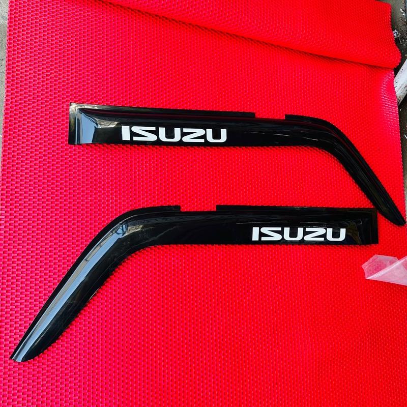 Che mưa nhựa ĐEN dẻo gắn cho xe tải  ISUZU QKR ĐầU TRÒN 270, QKR230, QKR 210 ĐỜI XE CÓ GỌNG GƯƠNG BÊN HÔNG CÁNH CỬA