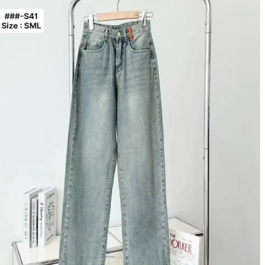 Quần Jean Suông Thêu Đỏ Đỉa Túi Sau