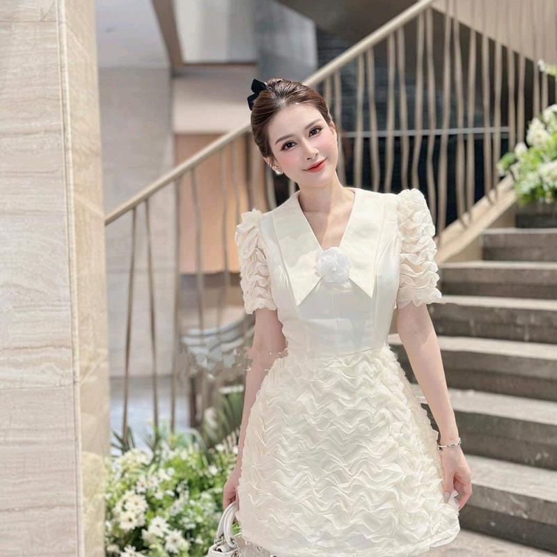 Đầm ren cổ V kèm hoa cài áo 0