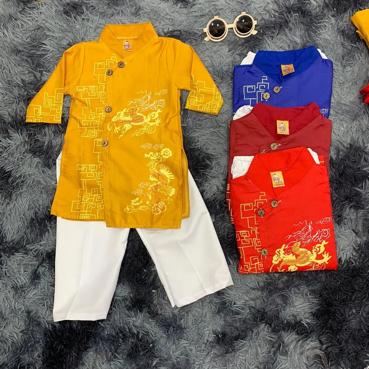Combo 2bộ áo dài cát tân Bé trai ,chất liệu vải lụa Mềm, phối với quần trắng,màu ngẫu nhiên