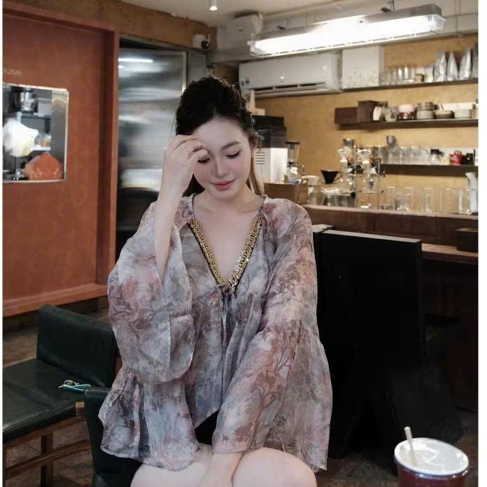 Áo Kiều Nữ Cổ V Tay Áo Đính Đá Tay Loe Thời Trang 3
